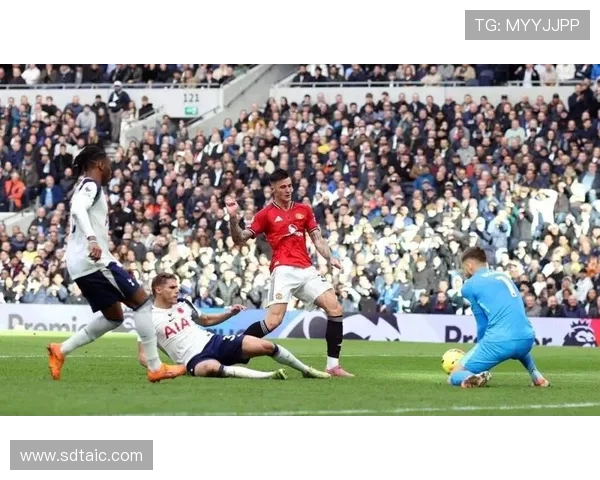 曼联发布合照幕后花絮 阿玛德再现TV瞬间 达洛特模仿姆伯莫低头定格